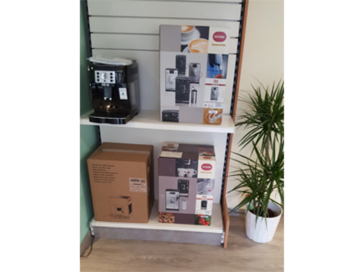 Kaffeemaschinewand mit Kaffeevollautomaten von Jura, Delonghi und Nivona